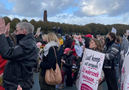 Foto van de PAIS-protestwake op het Haagse Malieveld met demonstranten die protestborden vasthouden voor meer wetenschappelijk onderzoek. 