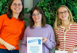 Mirjam Bikker van ChristenUnie tekent in Amersfoort petitie jongeren met long covid