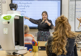 klaslokaal met robot waardoor Milou kan meekijken