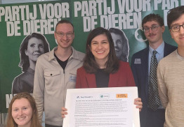 Ines Kostic van Partij van de Dieren tekent petitie jongeren met long covid
