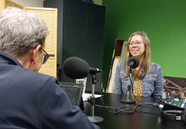 diewke aan podcast tafel