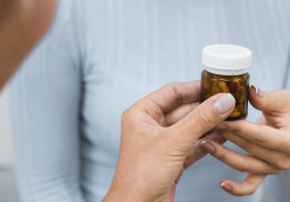 dokter geeft potje pillen