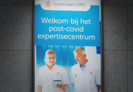 banner van het aumc met 2 doktoren en de tekst welkom bij het post-covid expertisecentrum