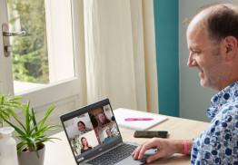 hans heeft online contact met lotgenoten