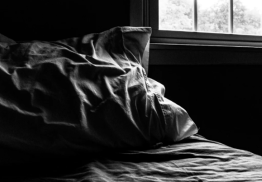 bed in een donkere kamer