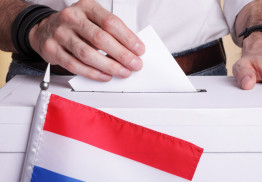 stem in een stembus 