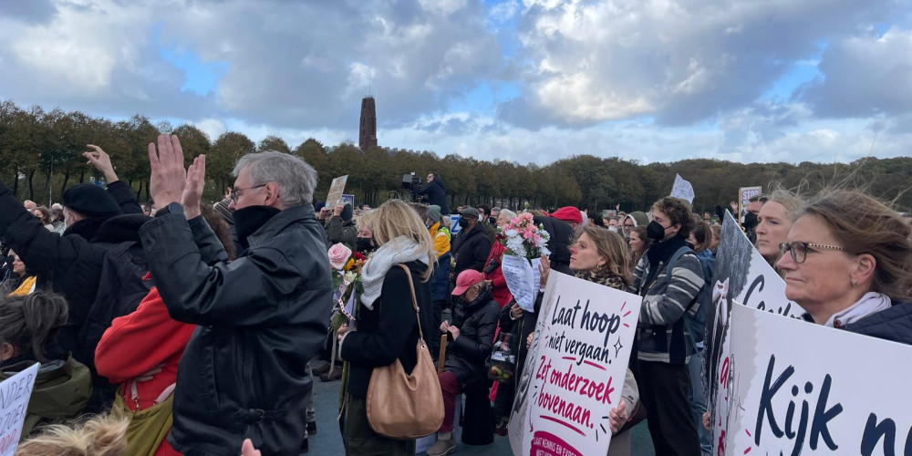 Foto van de PAIS-protestwake op het Haagse Malieveld met demonstranten die protestborden vasthouden voor meer wetenschappelijk onderzoek. 