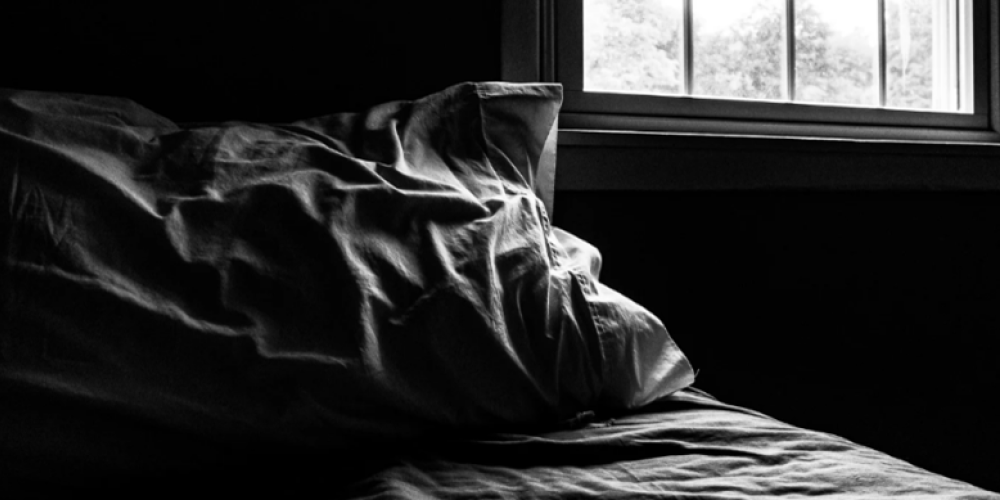 bed in een donkere kamer