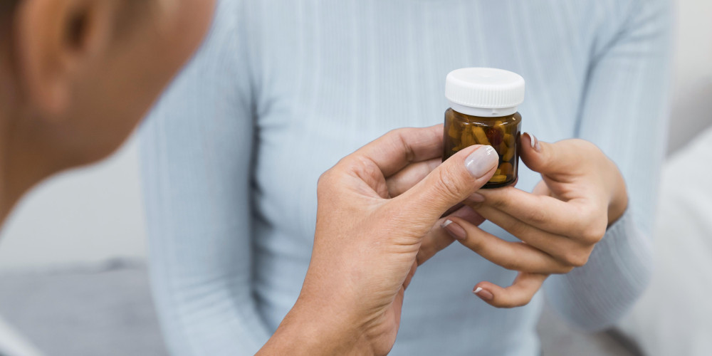 dokter geeft potje pillen