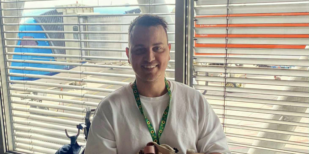 Bastiaan met keycord op het vliegveld