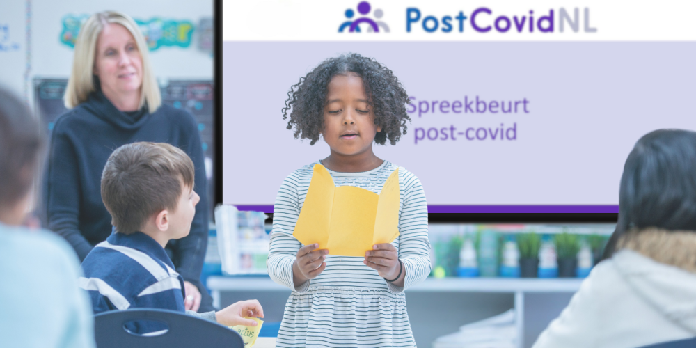 meisje geeft spreekbeurt in de klas