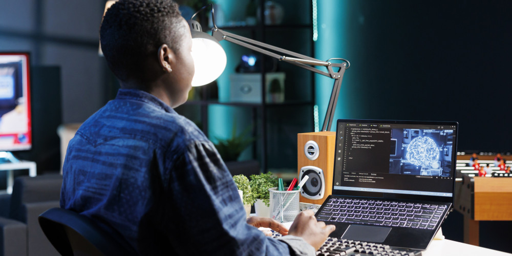 Vrouw aan het werk op de laptop, op het scherm zie je hersenen staan.