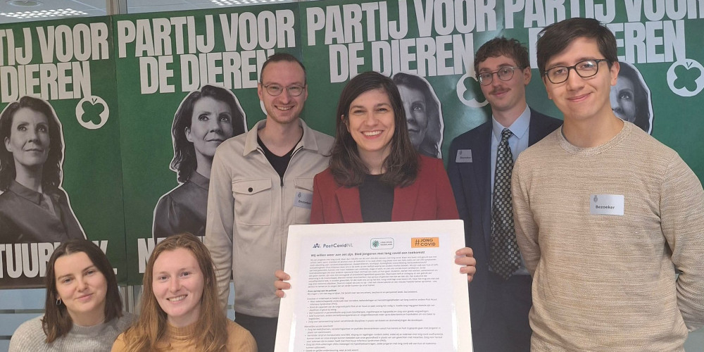 Ines Kostić op de foto met jongeren en het manifest