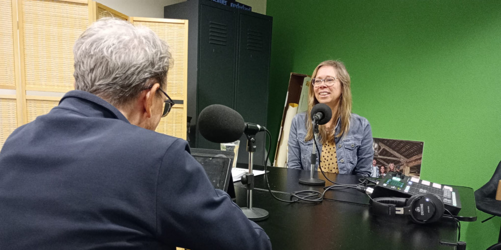 diewke aan podcast tafel