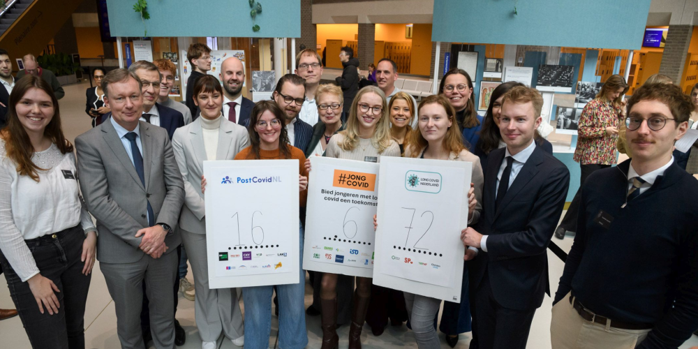 Jongeren met long covid bieden petitie aan