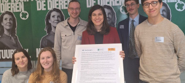 Ines Kostić op de foto met jongeren en het manifest
