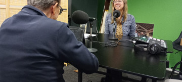 diewke aan podcast tafel